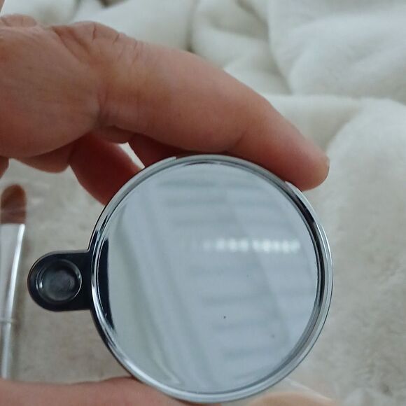 La Prairie Silver Compact with Brush and Sponge - Picture 3 of 4